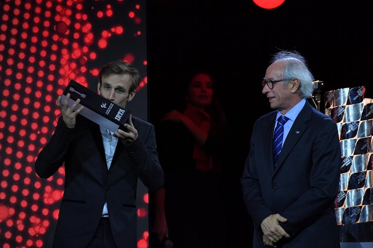 Ο Zarco φιλάει το βραβείο που πήρε από τα χέρια του Vito Ippolito